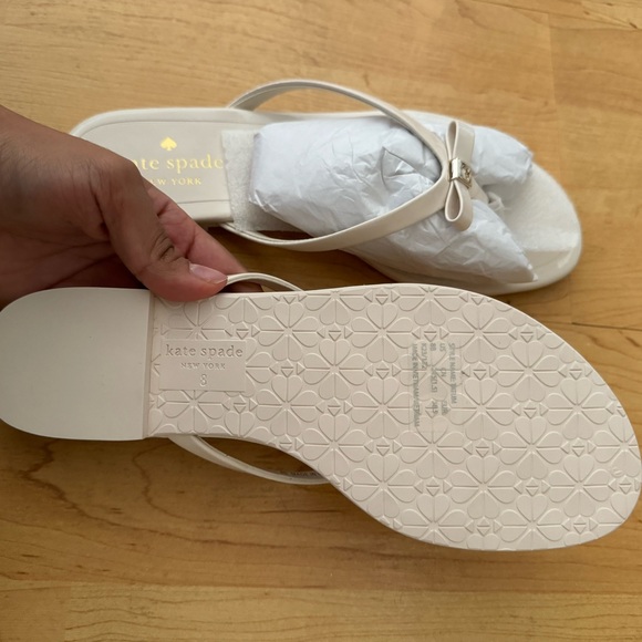 White/cream kate spade flip flops - Picture 3 of 4